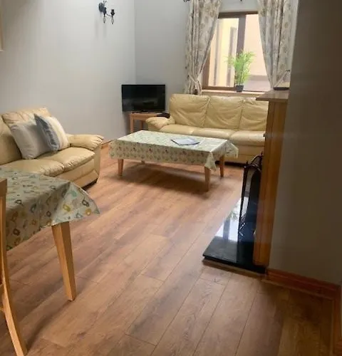 No 14 Village House, Sneem, 4 Bedrooms * Сним